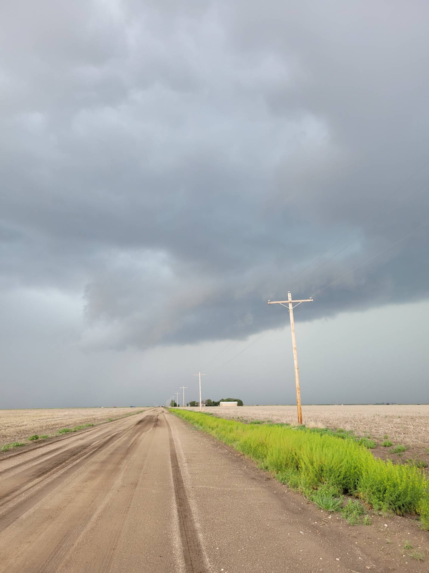 Severe storm north of Leoti, Kansas. #kswx @highwaysandhail