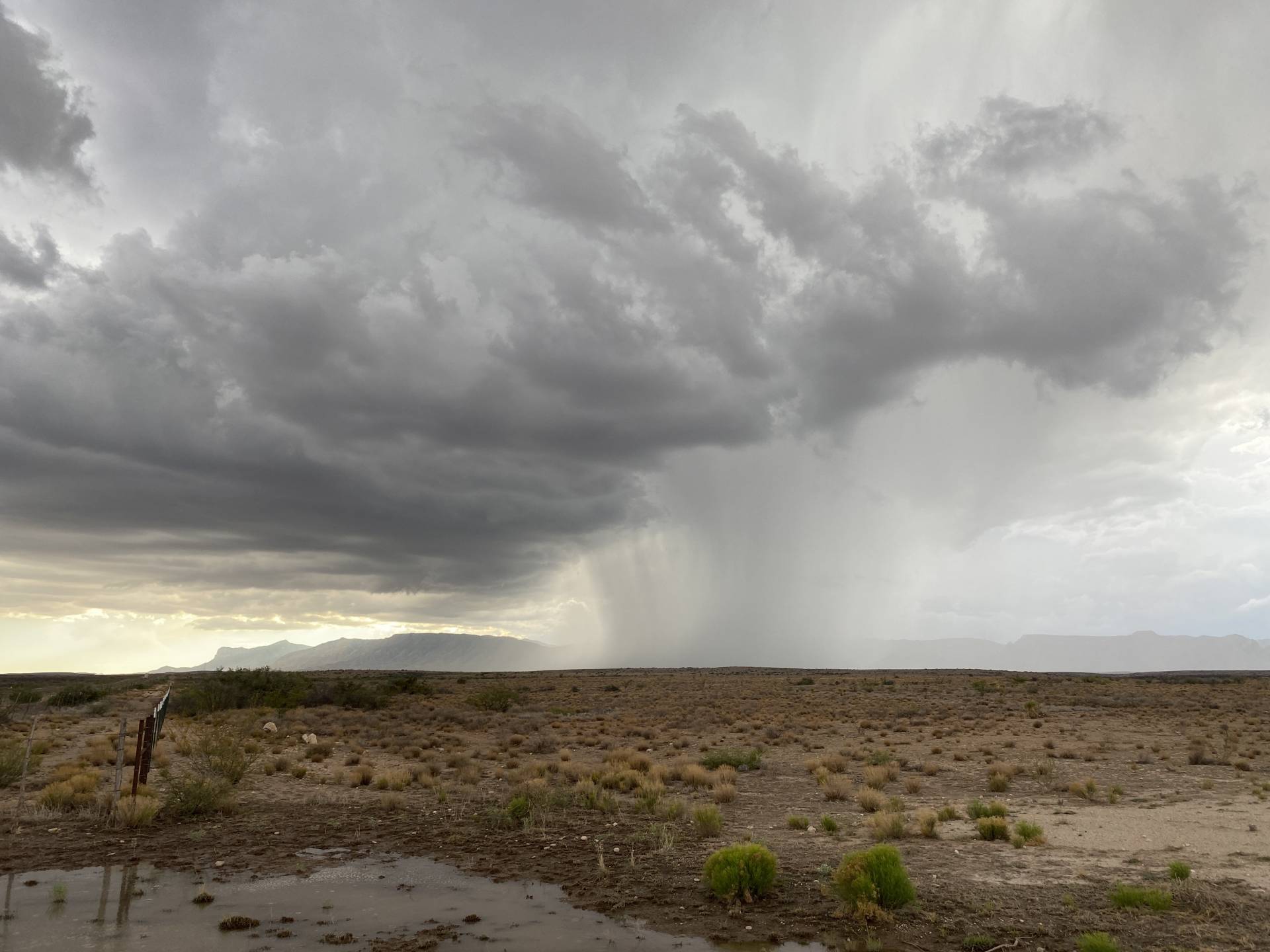 Kinda glad I stalled my progress home to catch this slow beauty that rolled off the Sacramento Mountains today. #nmwx / now #txwx