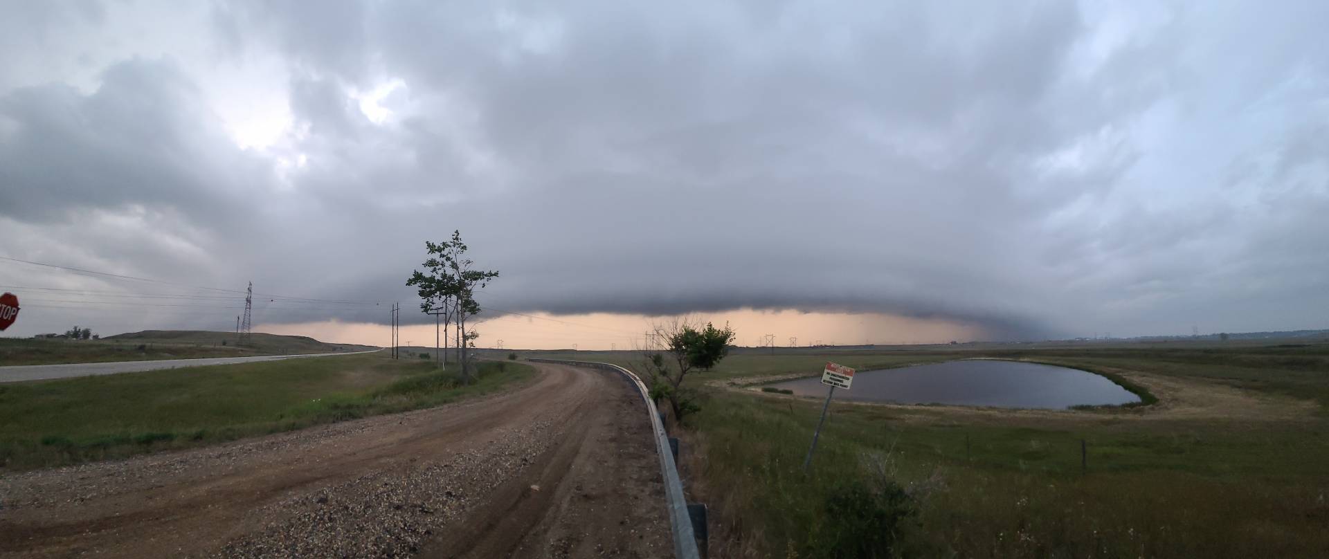 Eerie Shelf cloud now moving into Estevan, SK 7:17pm #skstorm 