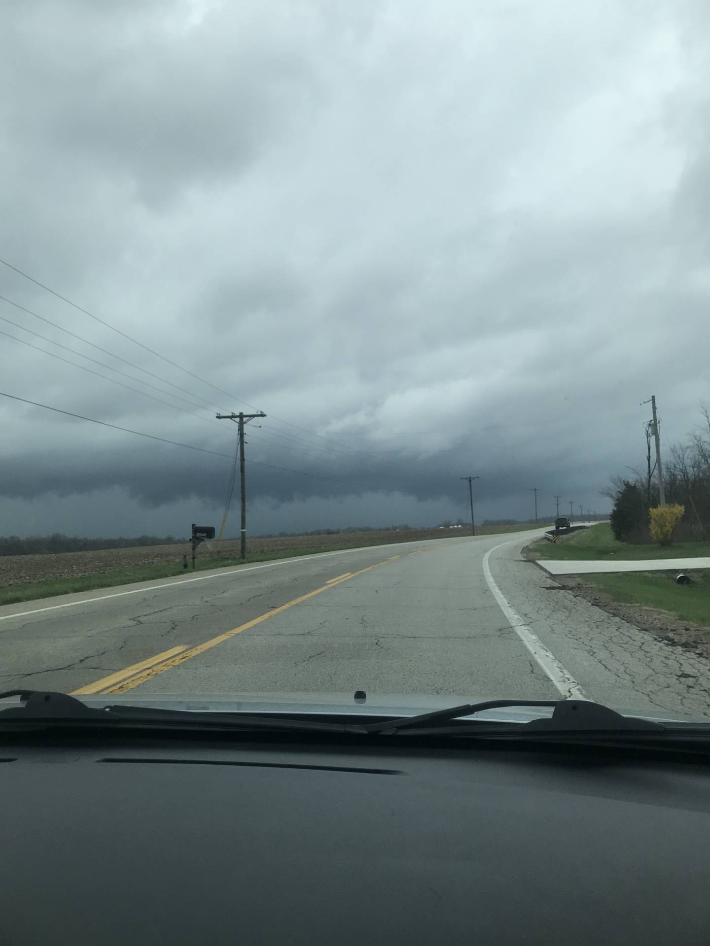 Dark skies along with a long lowering along the leading edge of the storm! #ILwx