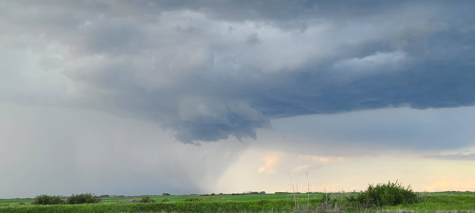 Wall cloud forming North of Grayson, Saskatchewan 05:47 PM @ECCCWeatherSK #SKstorm #SKwx