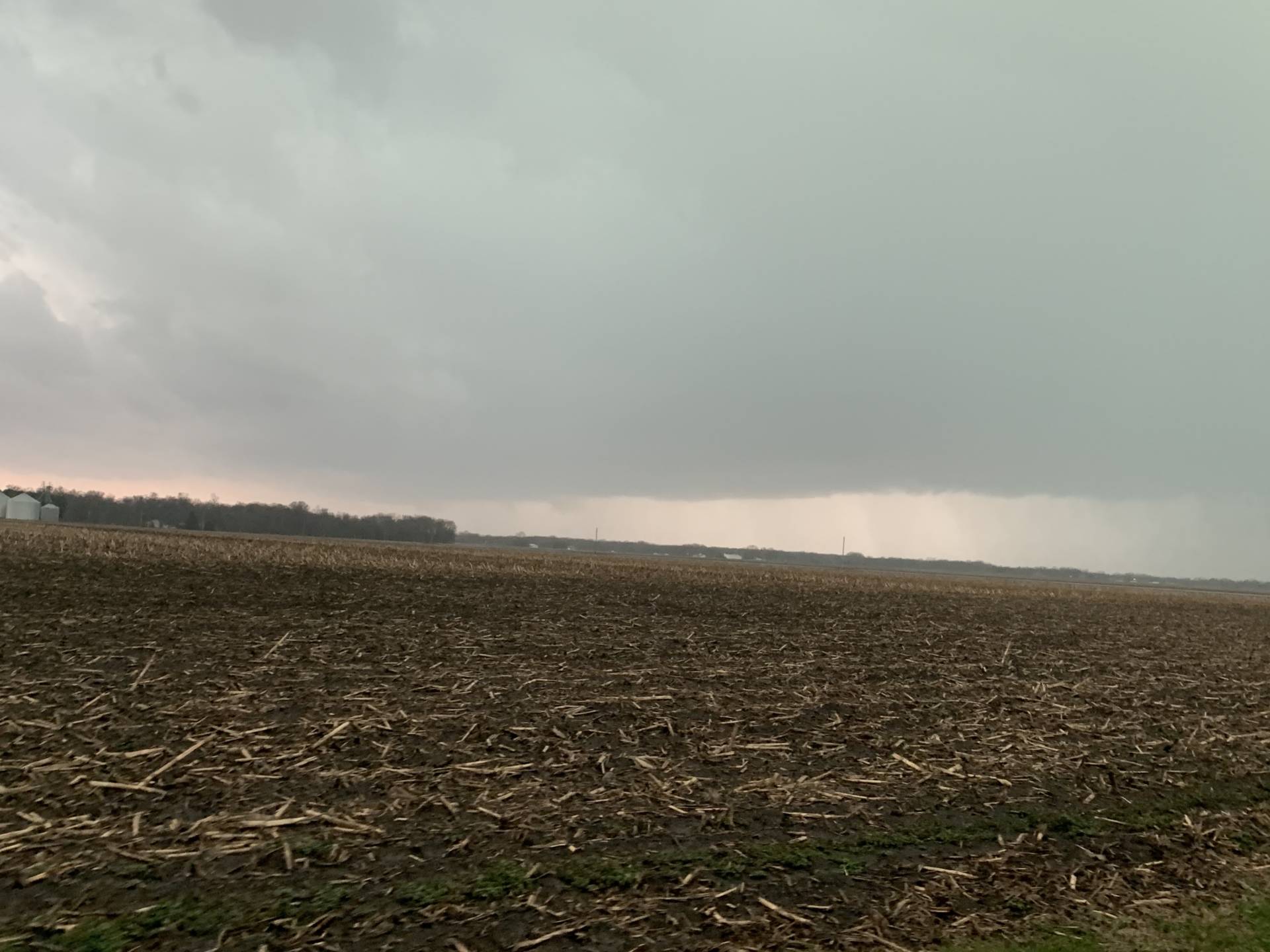 With @PlanfieldWx in Athens, IL with a well defined wall cloud possibly something under smth it as well. #ilwx