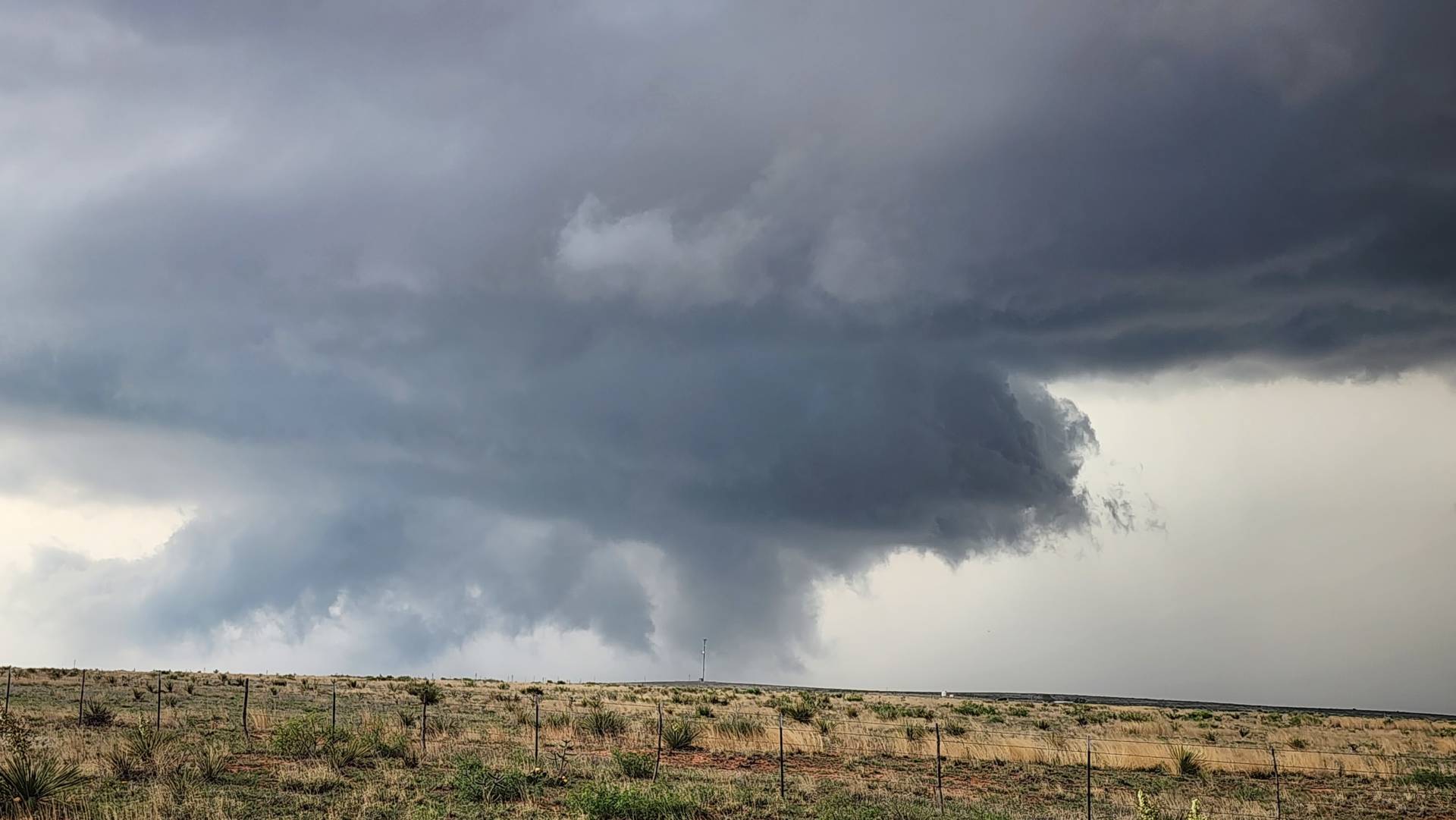Yet another textbook supercell and wall cloud near Fort Sumner, New Mexico 07:02 PM  make sure you tune into our live stream on Highways & Hailstones @NWSAlbuquerque #nmwx