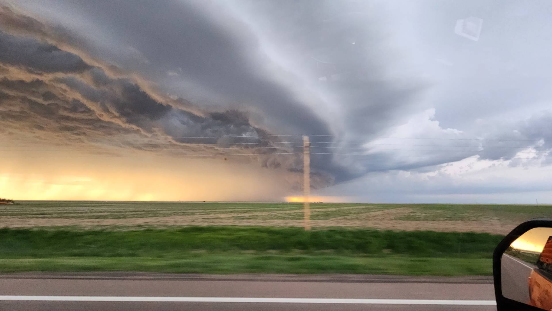 Jaw dropping sunset shelf cloud on this storm coming into Richfield, Kansas 08:24 PM #kswx @NWSGoodland @NWSDodgeCity