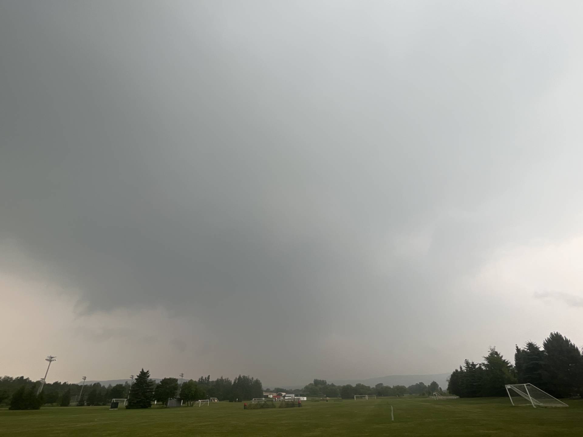 Collingwood, ON 05:15 PM #ONstorm base just coming back into view. Surface winds calm