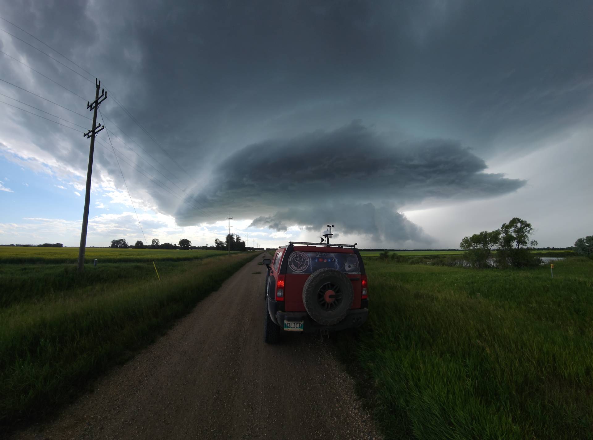 INCREDIBLE structure on this storm coming over Gladstone, Manitoba 05:18 PM @ECCCWeatherMB #MBwx #MBstorm
