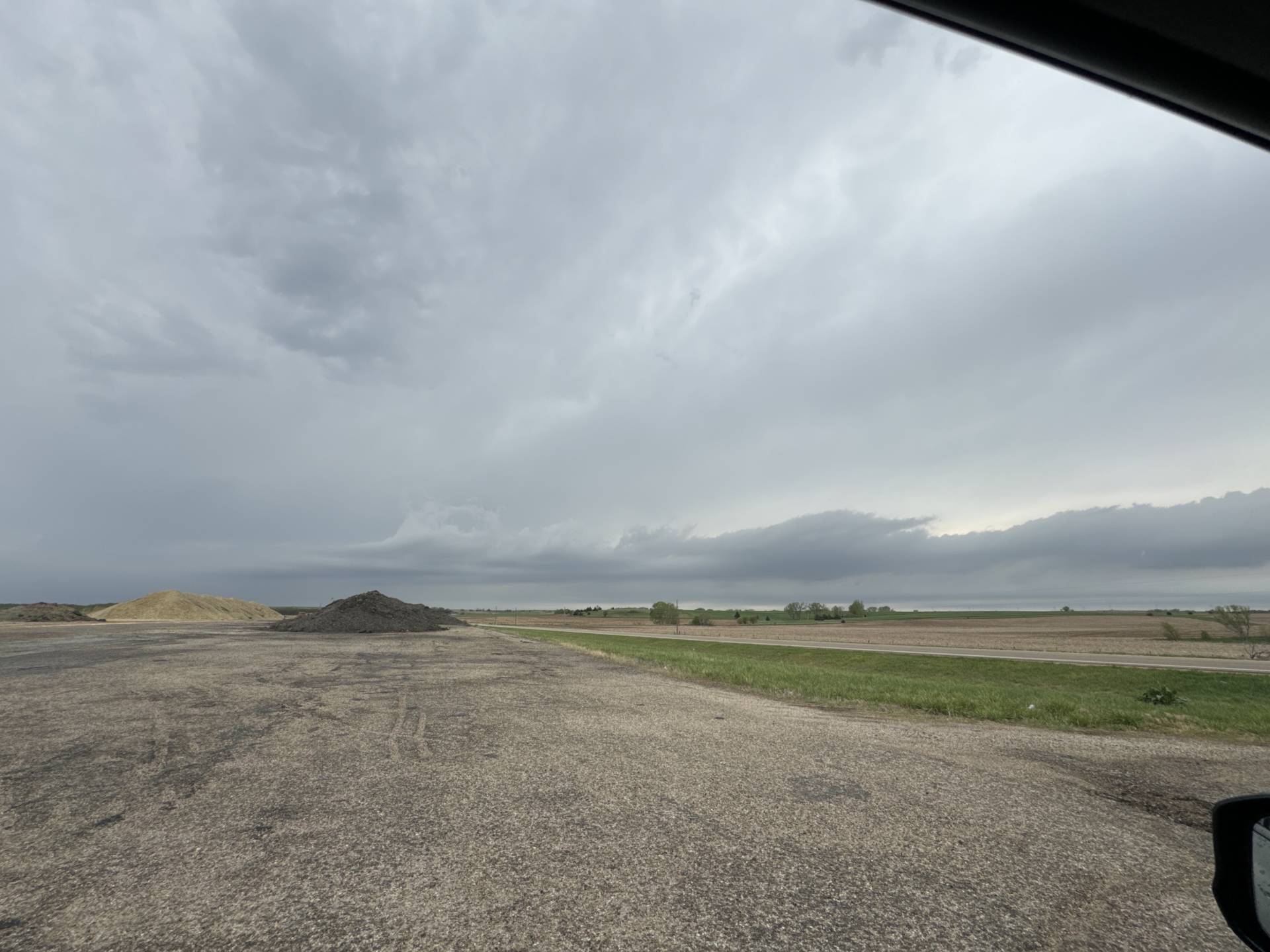 Glasco, KS 01:51 PM @NWSTopeka #kswx 
Facing north on hwy 24 and  15miles south of Concordia looking west. 

Lite rain at times