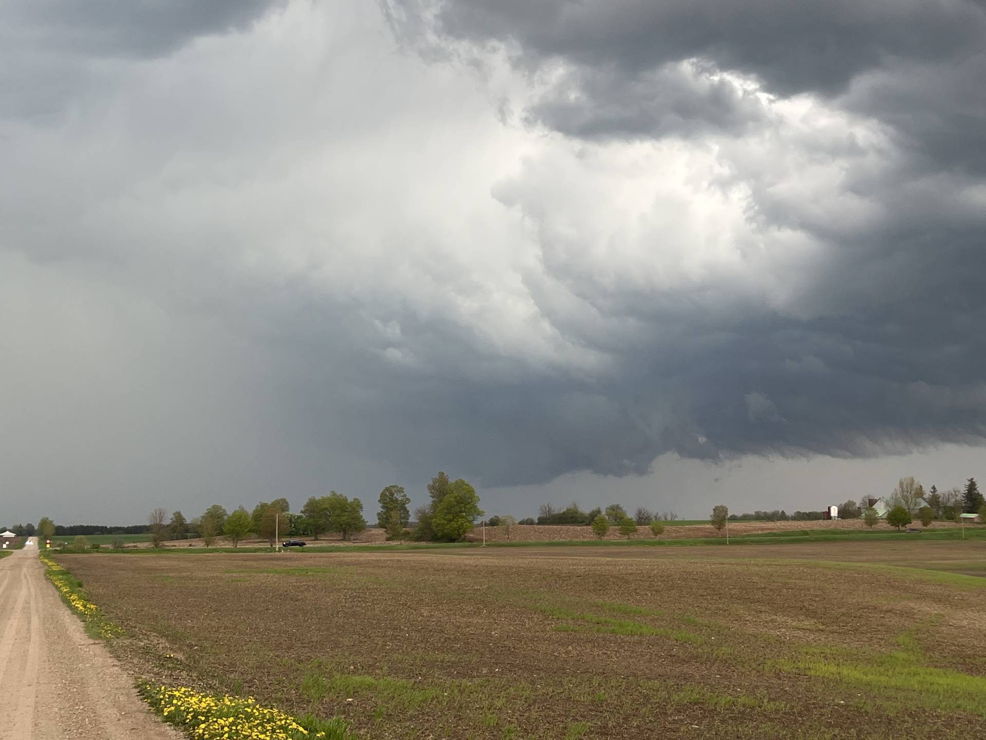 Mapleton, ON 05:55 PM #ONstorm Large bowled-lowering in the Arthur storm