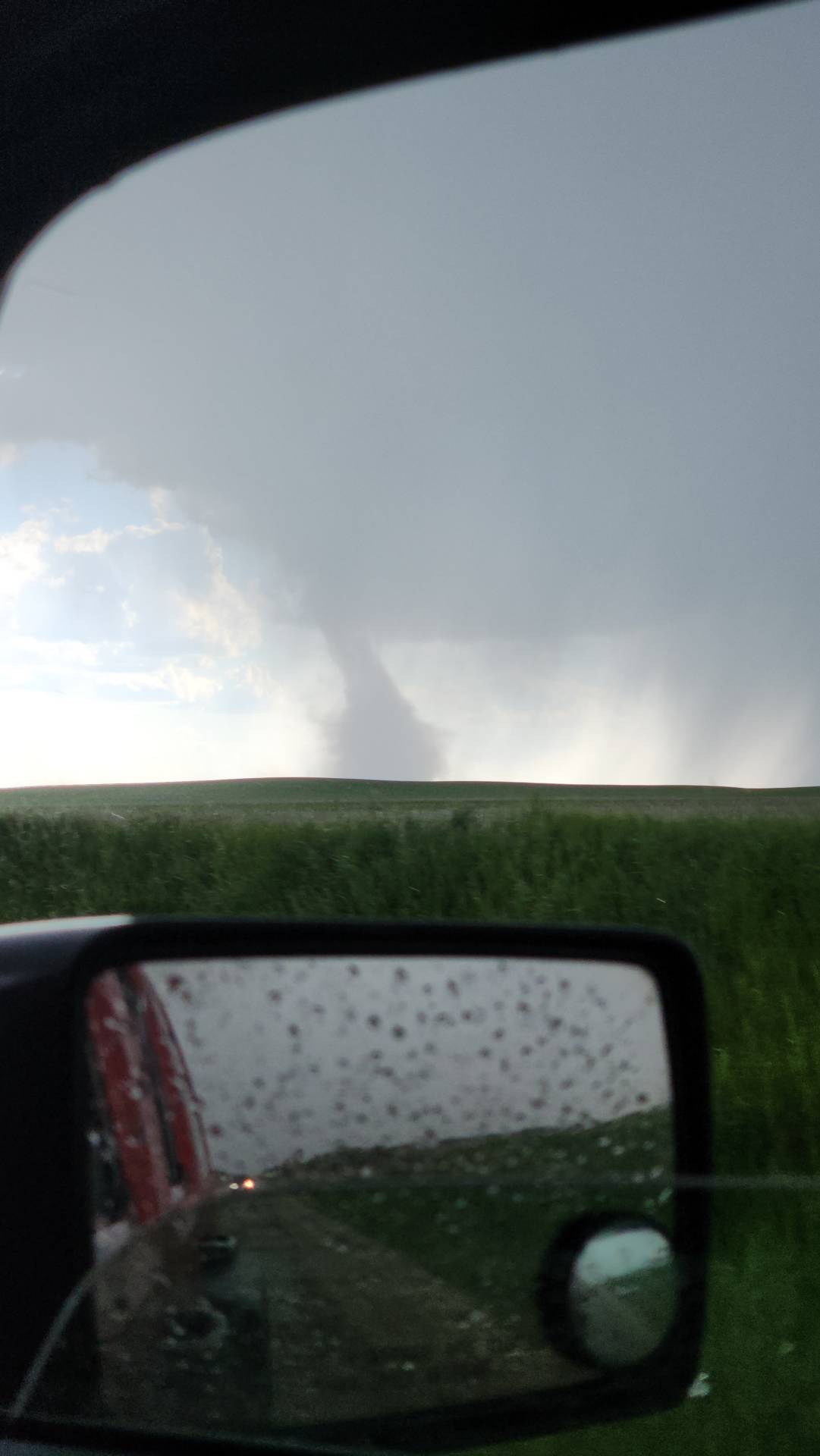 Tornado on the ground Bruxelles, Manitoba 06:18 PM @ECCCWeatherMB#MBstorm #MBwx