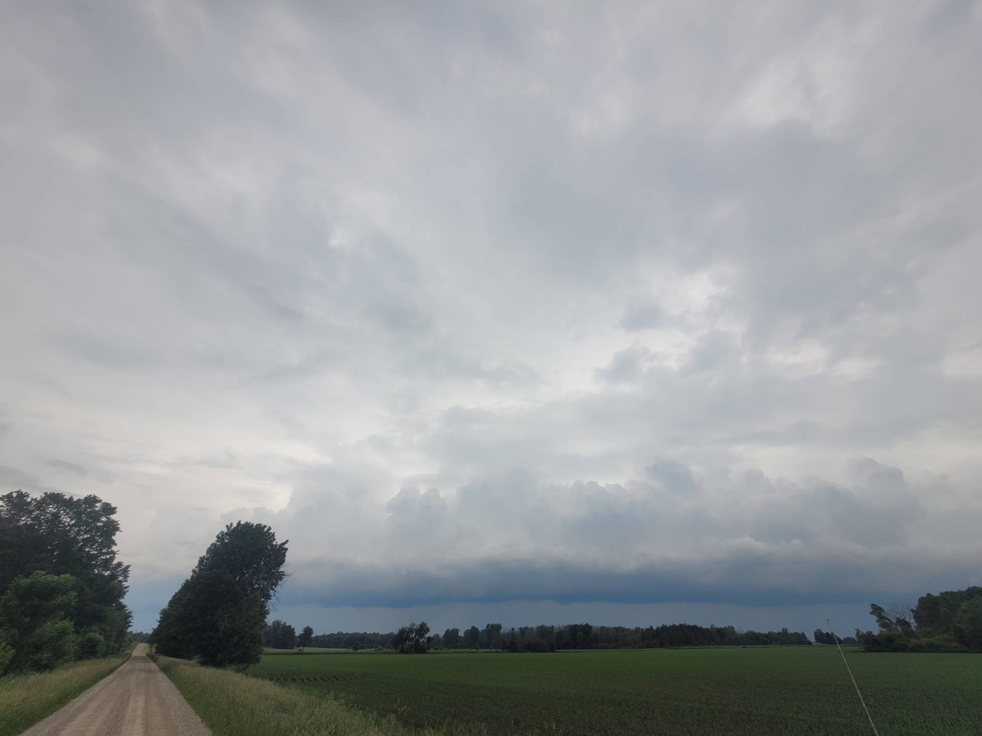 Shelf cloud approaching the #Brussels area.
