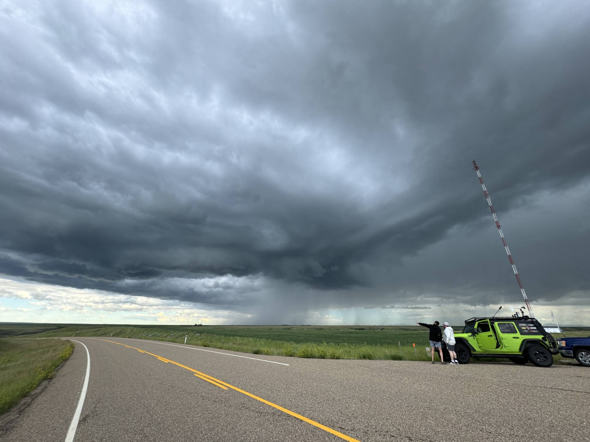 This storm has dropped multiple funnel clouds in the last hour. Continuos strong rotation in base visible. Forty Mile County No. 8, AB 05:55 PM @ECCCWeatherAB #ABstorm #ABwx