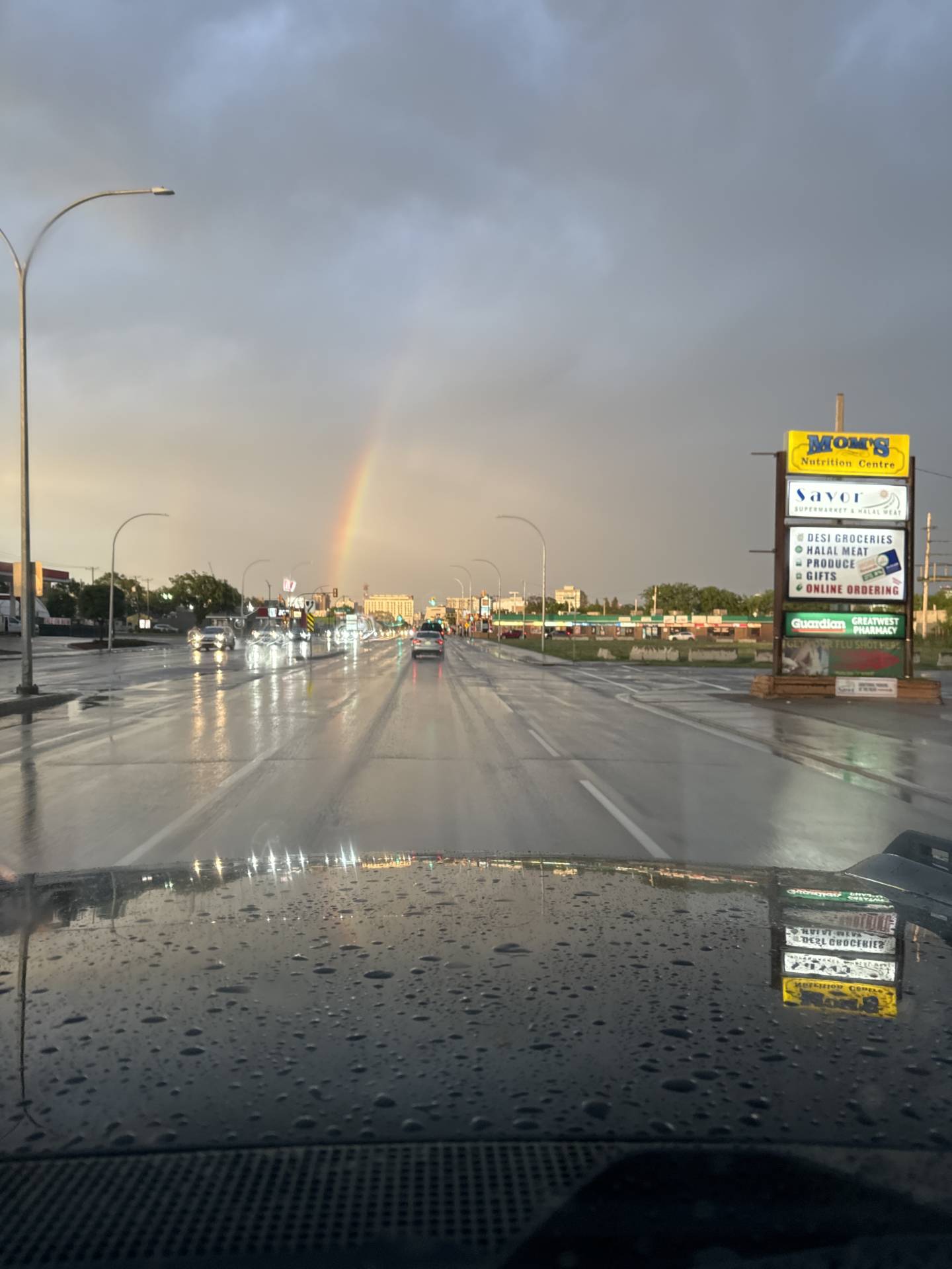 Rainbow following the head of the storm. Let’s see what we get to come. I’ll be heading east from the core of Saskatoon Saskatoon, SK 08:56 PM #SKstorm #SKwx