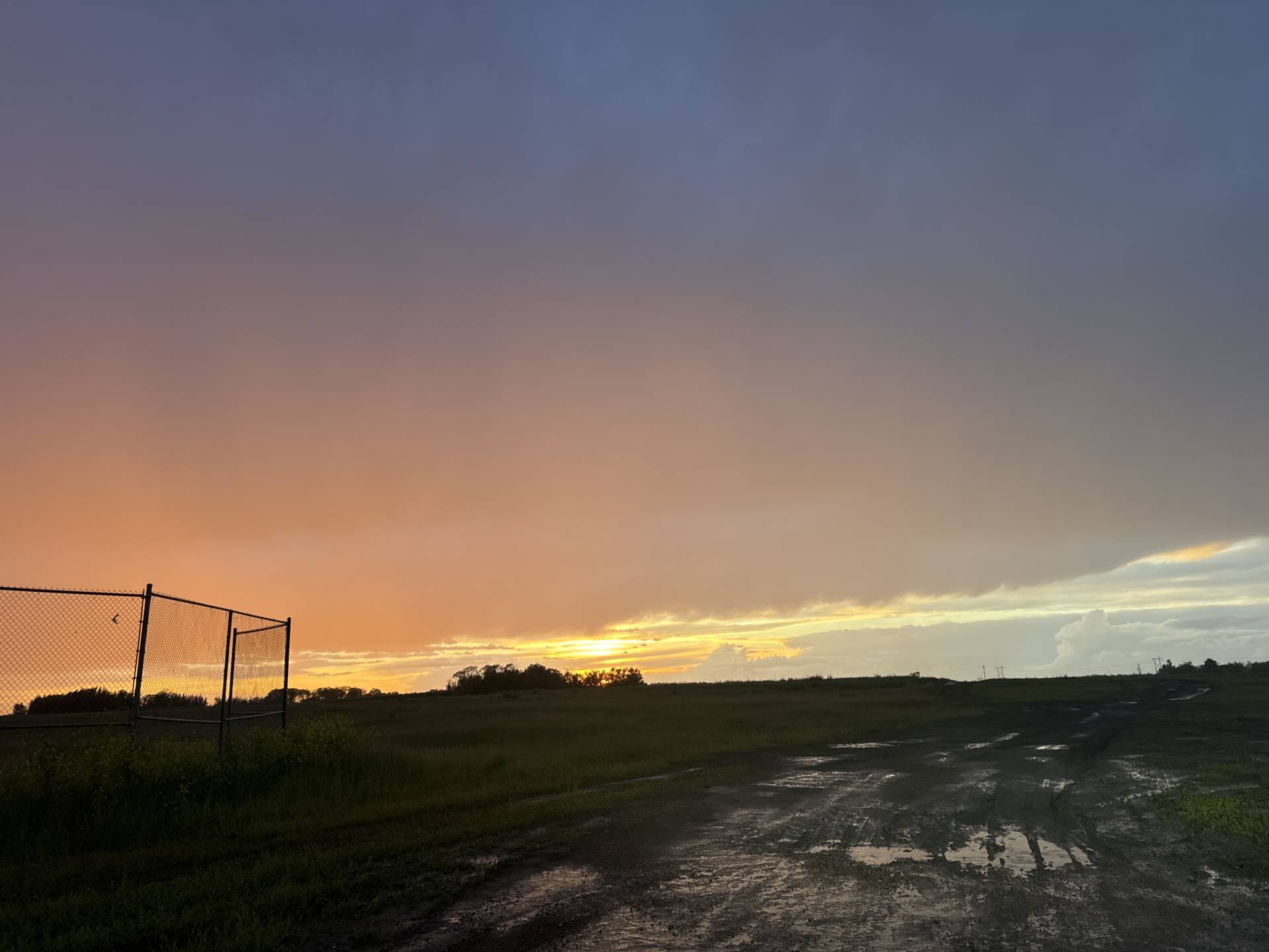 Looks to be some clouds moving in from the North West. Corman Park, SK 09:20 PM #SKstorm #SKwx