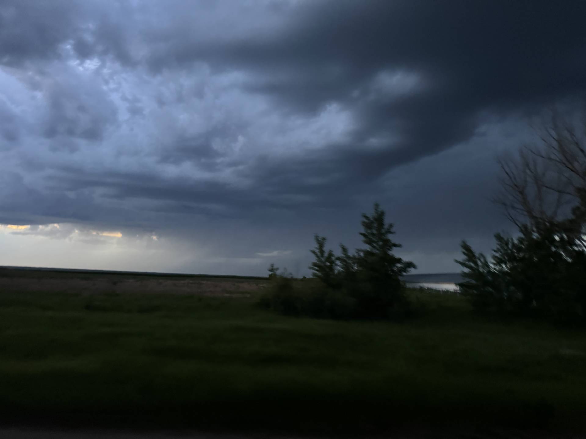 Langham, SK #SKstorm 10:04 PM #SKwx @ECCCWeatherSK