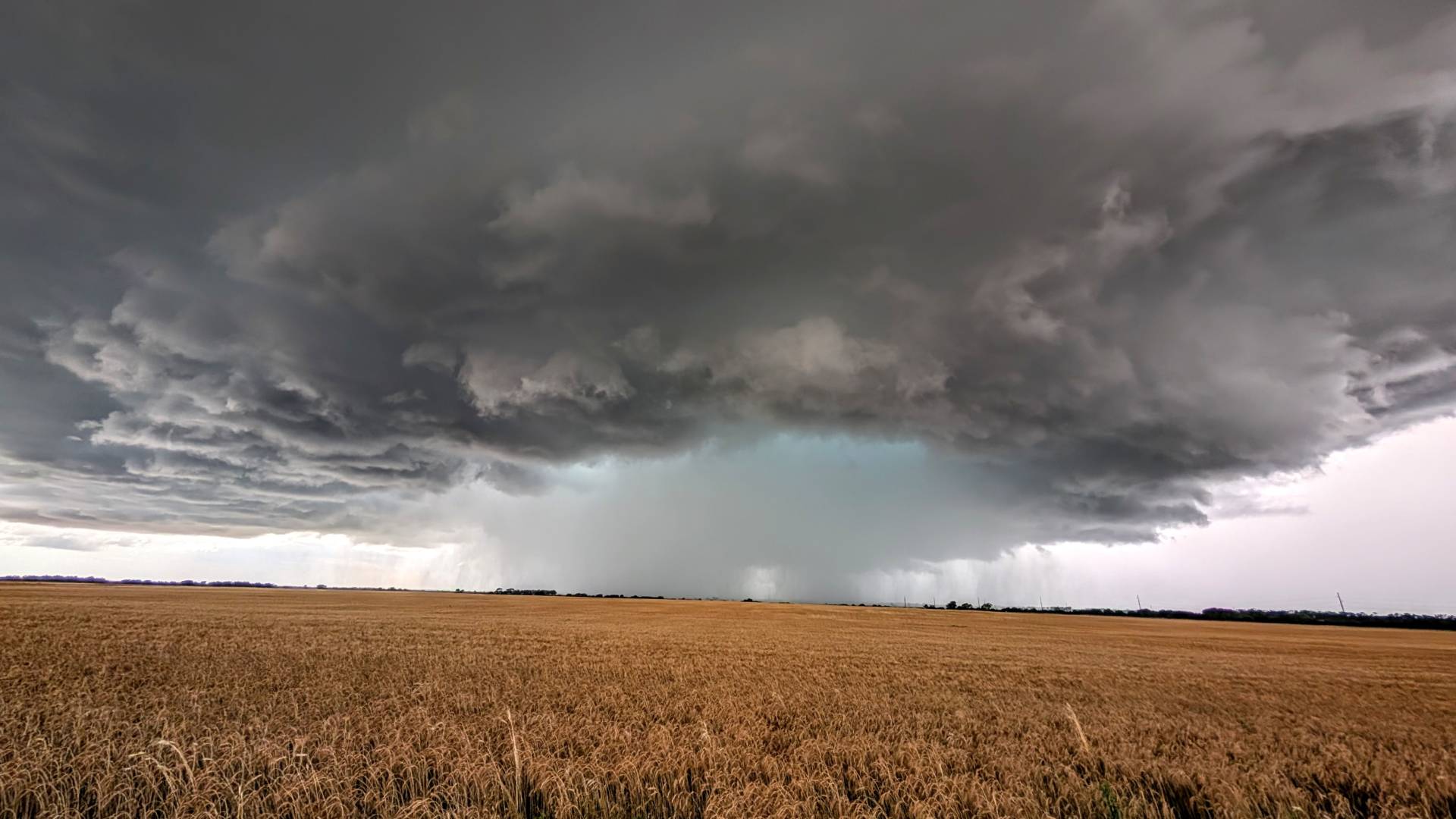 Severe thunderstorm near Harper, Kansas. @NWSWichita #kswx