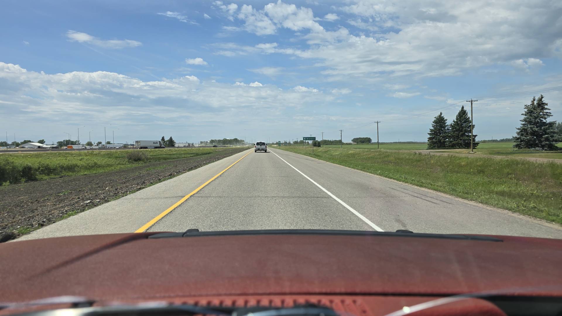 Headed west for today's severe weather setup. Follow along live on the Highways & Hailstones app or website! 01:13 PM @ECCCWeatherMB #MBstorm
