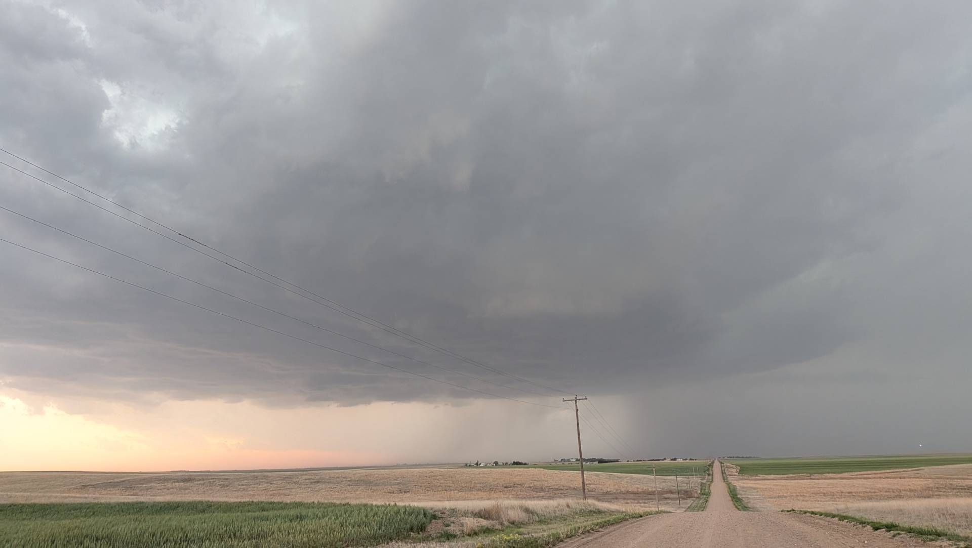Severe storm passing over Goodland, Kansas #kswx